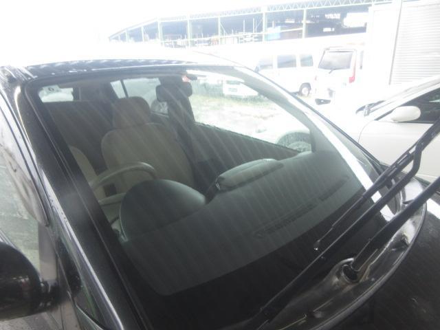 代車ミラのガラス油膜取りと撥水施工をしておきます。