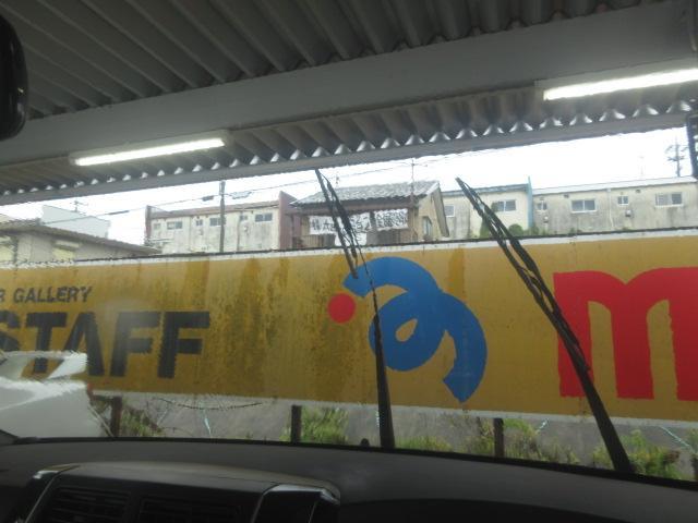 代車ミラのガラス油膜取りと撥水施工をしておきます。