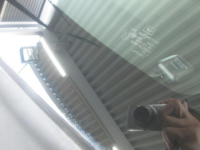 代車ミラのガラス油膜取りと撥水施工をしておきます。