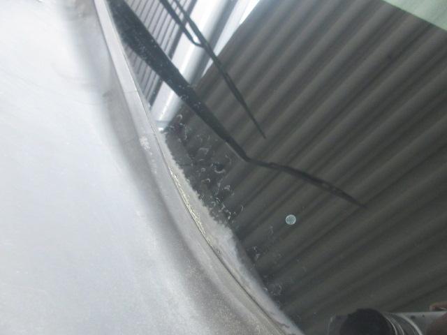 代車ミラのガラス油膜取りと撥水施工をしておきます。