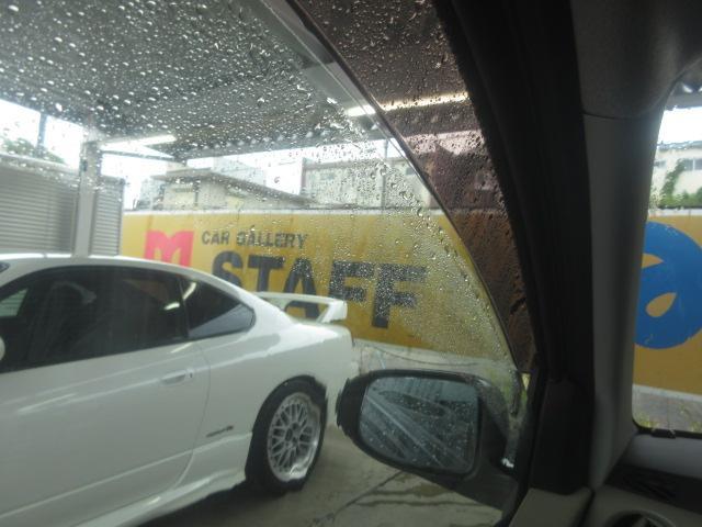 代車ミラのガラス油膜取りと撥水施工をしておきます。