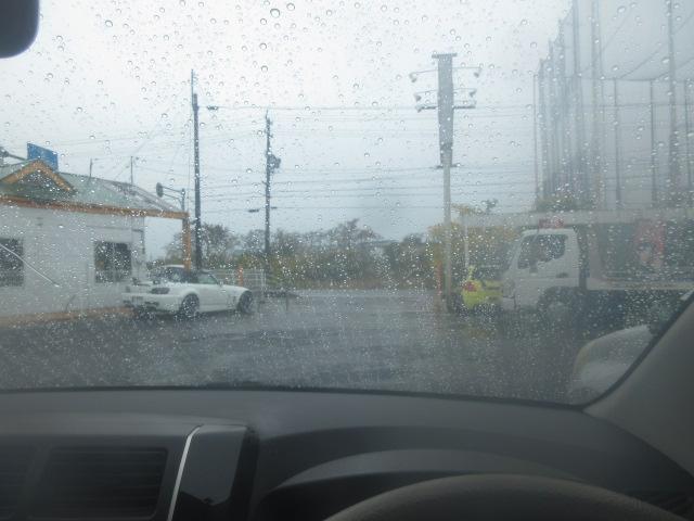 代車ミラのガラス油膜取りと撥水施工をしておきます。