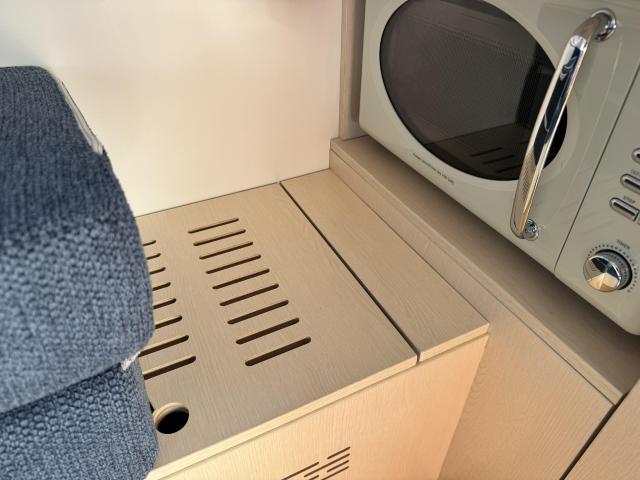 Happy1Premium電子レンジ取付＆ご納車！【中部地区正規代理店（株）ブルームーン】JPSTAR　ハッピー1　キャンピングカー　愛知県　一宮市　岐阜県　可児市　三重県　石川県　富山県　福井県　ダイハツ　ハイゼットトラック