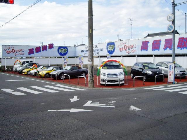 浅井町江森の信号角です！茶色の建物（店舗）の南側に広い駐車場がございますのでどうぞご利用ください。