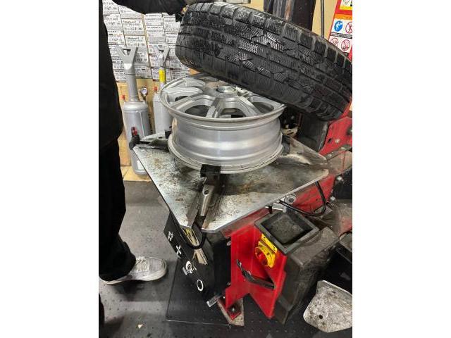 車種不明 タイヤ交換