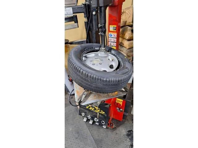 メルセデスベンツ　E320 　タイヤ交換