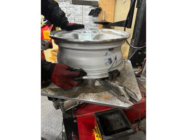 車種不明 持込タイヤ交換
