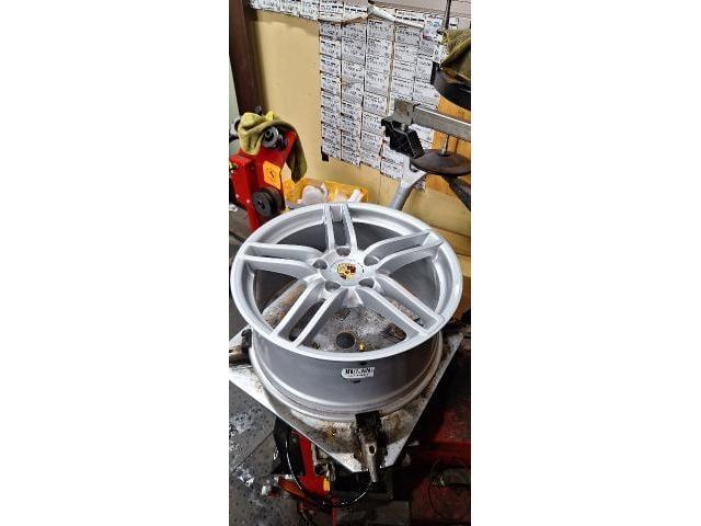 ポルシェ911　タイヤ交換