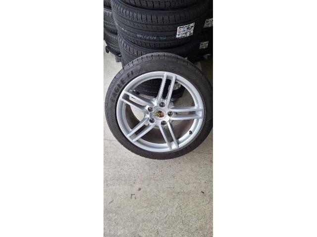 ポルシェ911　タイヤ交換