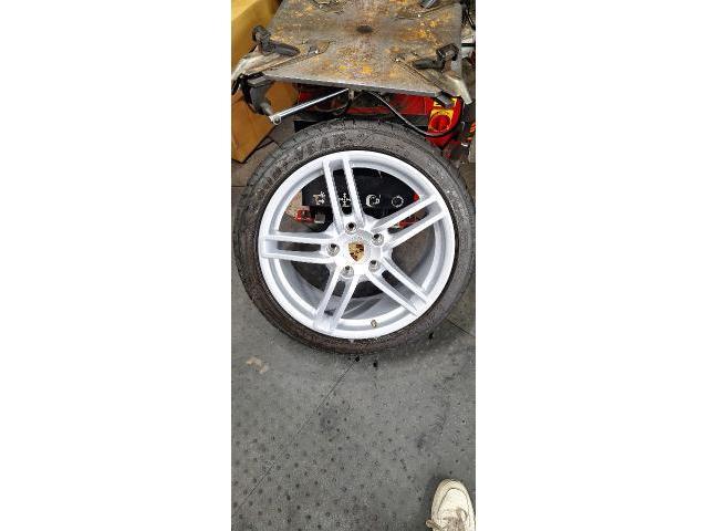 ポルシェ911　タイヤ交換