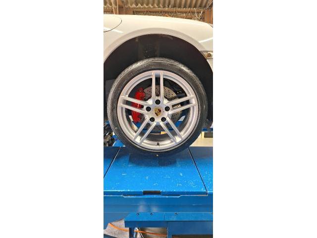 ポルシェ911　タイヤ交換