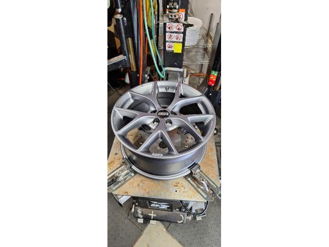 トヨタ プリウス 新品ホイールセット アライメント調整