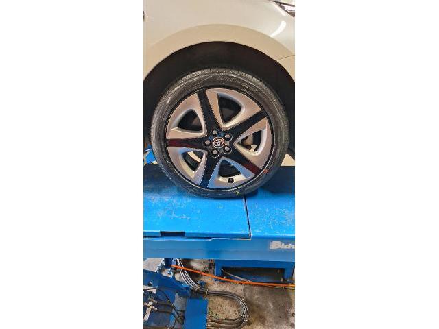 TOYOTA　プリウスPHV　タイヤ交換