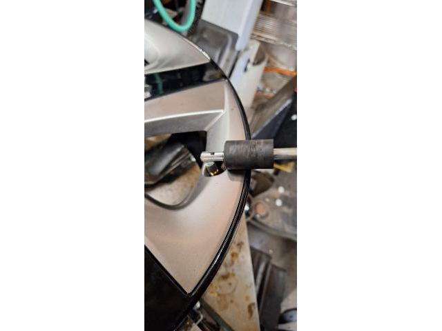 TOYOTA　プリウスPHV　タイヤ交換