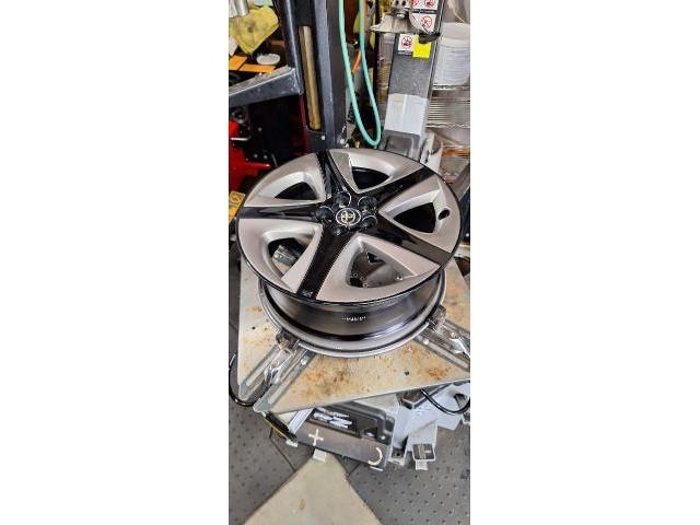 TOYOTA　プリウスPHV　タイヤ交換