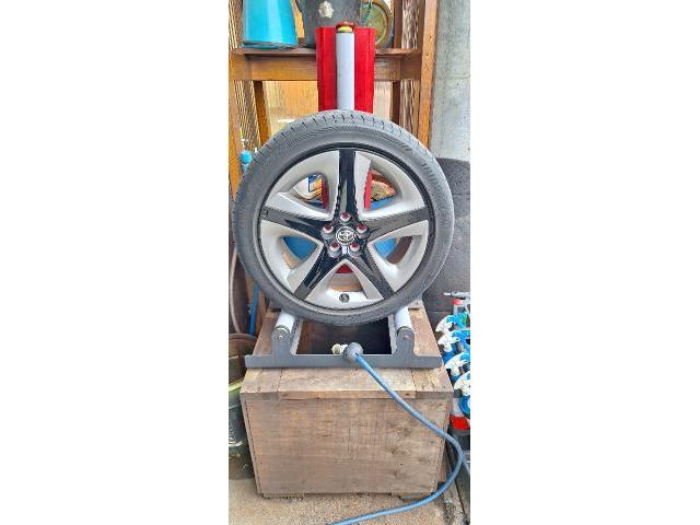 TOYOTA　プリウスPHV　タイヤ交換