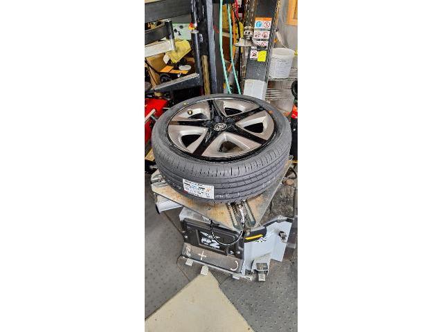 TOYOTA　プリウスPHV　タイヤ交換