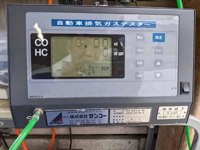 排ガステスターです。保安基準の検査は勿論ですが、排ガス濃度を測定する事でエンジンの状態を調べられます
