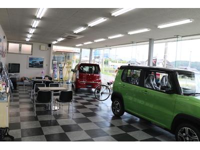 店内には、新型車・オススメ車を展示！