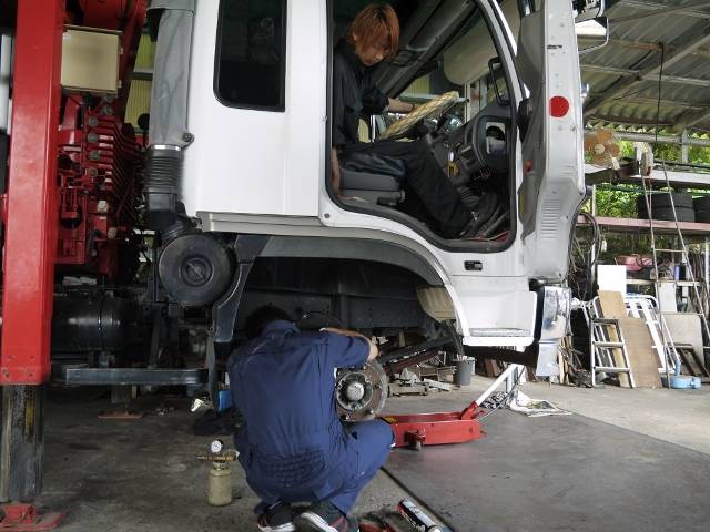 大型トラックの整備にも自信アリ！
