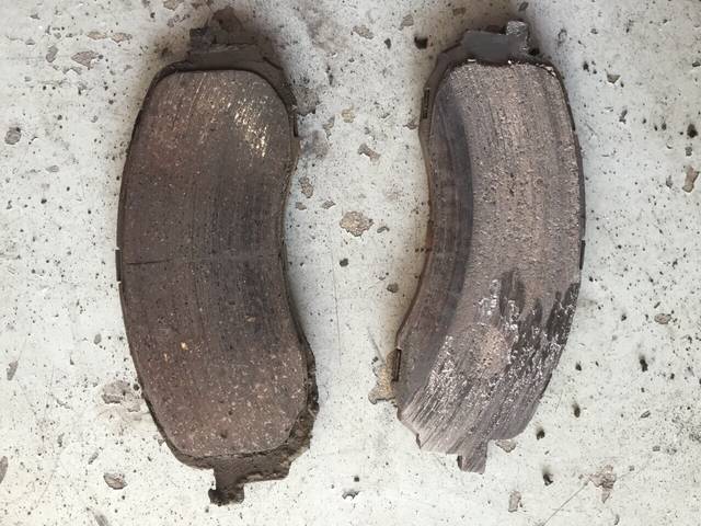 スバルインプレッサ、フロント部分からの異音で入庫！ディスクパッド交換！大垣市からのご入庫！