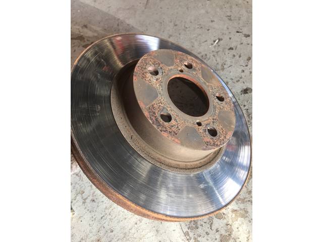 スバルインプレッサ、フロント部分からの異音で入庫！ディスクパッド交換！大垣市からのご入庫！