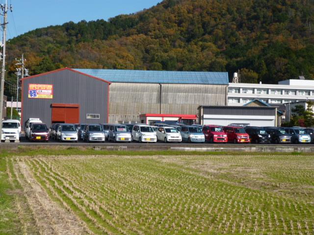 約５００坪の敷地には中古車がずらり６０台が展示されております。