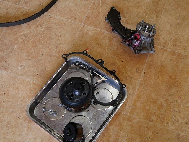 ハイエース　バン　２００系　クーラント　冷却水　漏れ　垂れ　　ピンク　ウォーターポンプ　安く　交換　修理　整備　メンテンナス　名古屋市　天白区　