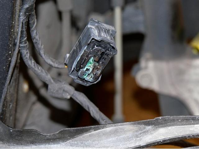 愛知県　名古屋市　天白区　ＢＭＷ　１シリーズ　　F20　118D　ヘッドライト　レンズ　内側　水　水滴　結露　曇り　対策　修理　水侵入　水入り　スモールライト　デイライト異常　モジュール交換　ライト・ウィンカー類修理・整備　結露対策　BMW