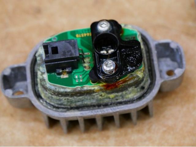 愛知県　名古屋市　天白区　ＢＭＷ　１シリーズ　　F20　118D　ヘッドライト　レンズ　内側　水　水滴　結露　曇り　対策　修理　水侵入　水入り　スモールライト　デイライト異常　モジュール交換　ライト・ウィンカー類修理・整備　結露対策　BMW