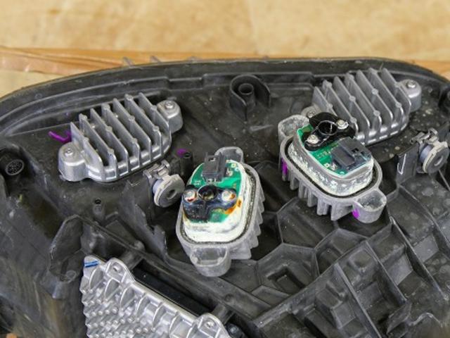 愛知県　名古屋市　天白区　ＢＭＷ　１シリーズ　　F20　118D　ヘッドライト　レンズ　内側　水　水滴　結露　曇り　対策　修理　水侵入　水入り　スモールライト　デイライト異常　モジュール交換　ライト・ウィンカー類修理・整備　結露対策　BMW