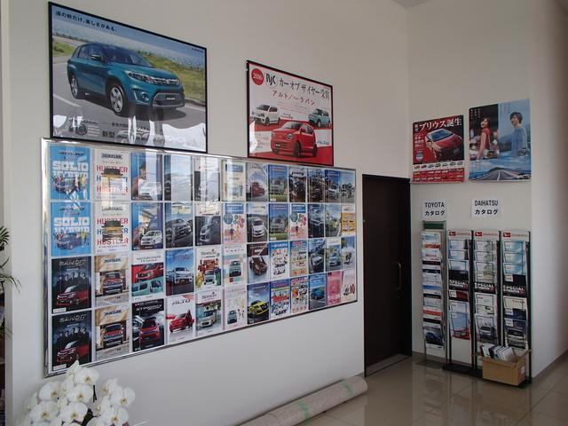 新車のカタログもたくさん、お車の乗り換えもご検討いただけます