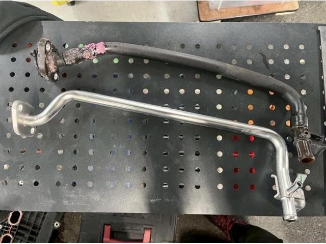 【トヨタ　ハイラックスサーフ】冷却水　クーラント　水漏れ　ウォーターバイパスパイプ　インテークマニホー　修理　愛知県　知多市　autosalon Whips　オートサロンウィップス　東海　常滑　半田　知多半島　整備　修理　メンテナンス　点検