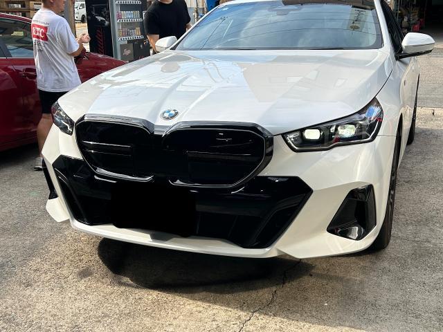ＢＭＷ　５シリーズ　グリル交換（貼り付け）カスタマイズ
 清須市　一宮市　稲沢市　名古屋市　中村区　西区北　名古屋市 あま市　中川区　緑区　港区　天白区