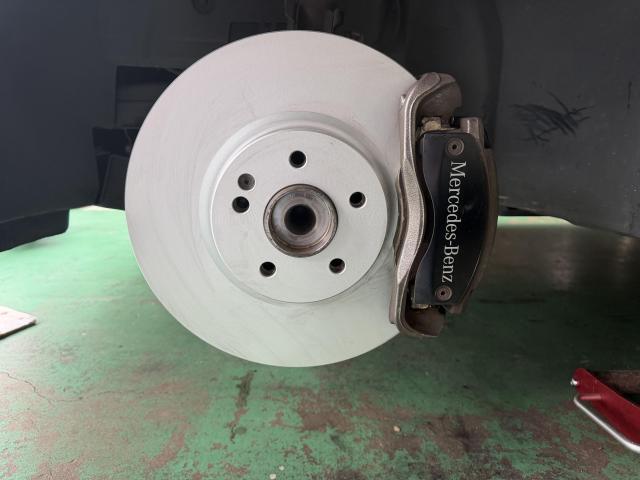 メルセデス・ベンツ　Ｖクラスマイバッハ仕様　ブレーキパッド交換　ディスクローター交換
清須市　稲沢市　一宮市　名古屋市　西区　北区　中川区　あま市　緑区　天白区　港区