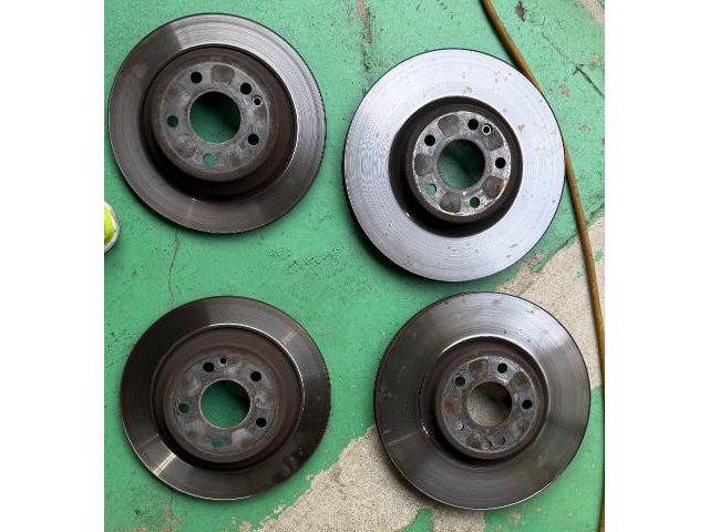 メルセデス・ベンツ　Ｖクラスマイバッハ仕様　ブレーキパッド交換　ディスクローター交換
清須市　稲沢市　一宮市　名古屋市　西区　北区　中川区　あま市　緑区　天白区　港区