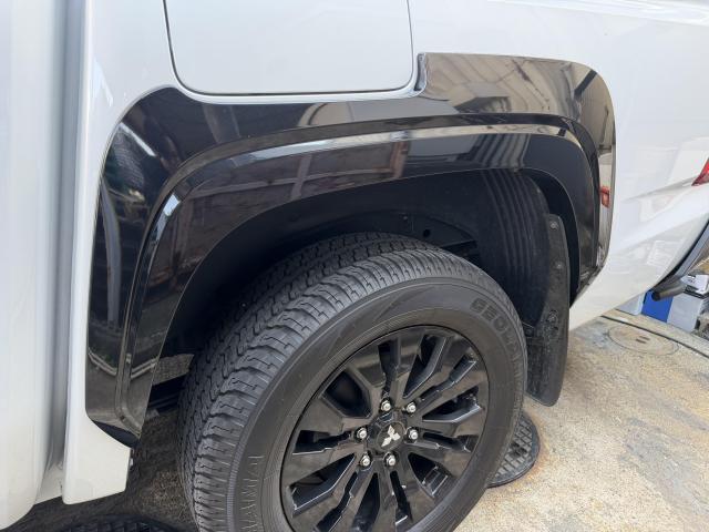 三菱　トライトン　リア左フェンダーモール交換　擦り傷
清須市　稲沢市　一宮市　名古屋市　西区　北区　中川区　あま市　緑区　天白区　港区