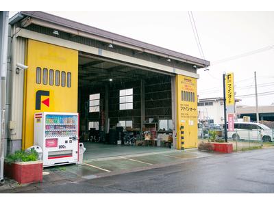 黄色の看板が目印です。