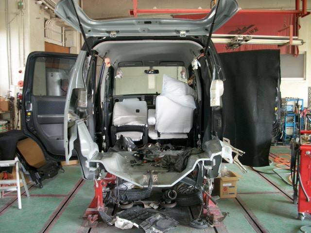 板金専門のベテランスタッフがきれいに直します。