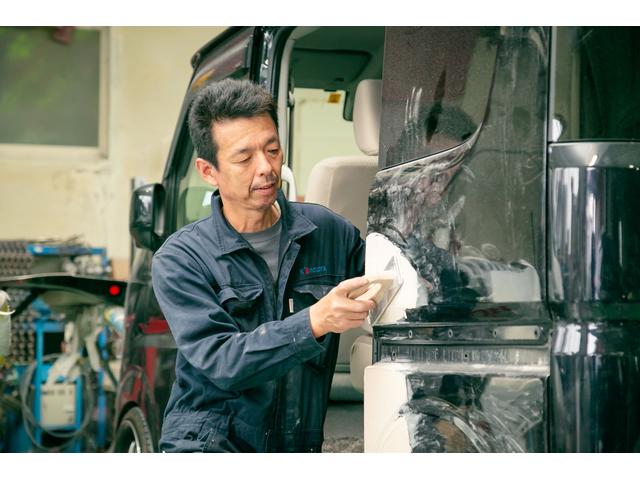 鈑金専門のベテランスタッフが丁寧に作業します。
