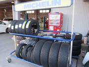 タイヤ交換承ります。新品タイヤの発注にも対応致しますので、まずはお気軽にお問合せ下さい。