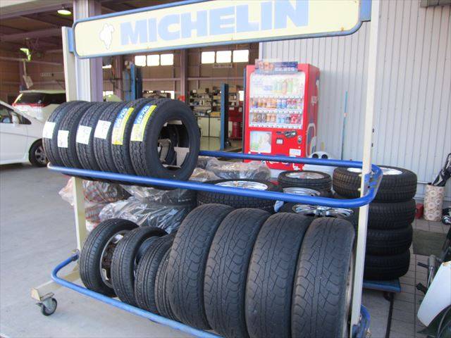 タイヤ交換承ります。新品タイヤの発注にも対応致しますので、まずはお気軽にお問合せ下さい。