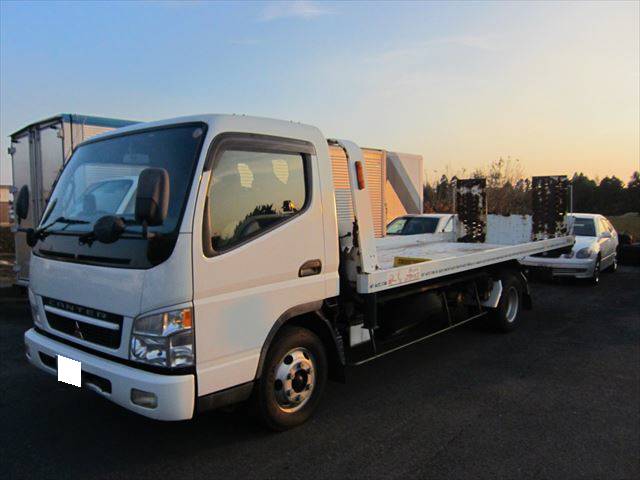 積載車も常駐しておりますので、お客様のお車が動かないという時には引取りに伺います。