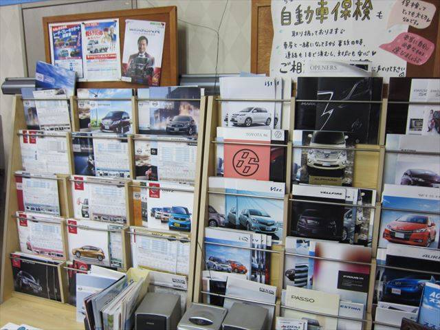 各種新車カタログも展示致しておりますので、新型車をご検討中のお客様も当店へお越し下さい。