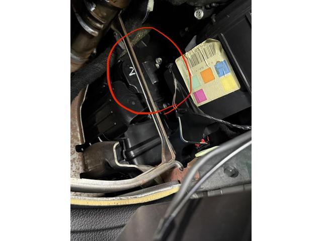 フォード　マスタング　エアコンフラップモーター　アクチュエーター修理・交換
