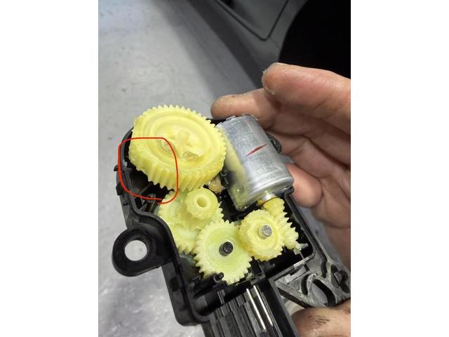 フォード　マスタング　エアコンフラップモーター　アクチュエーター修理・交換
