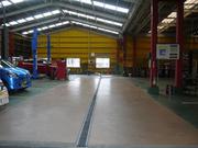 広い整備工場では日々様々な作業を行っております。
