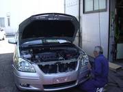 お客様のお車を心を込めて修理中です。