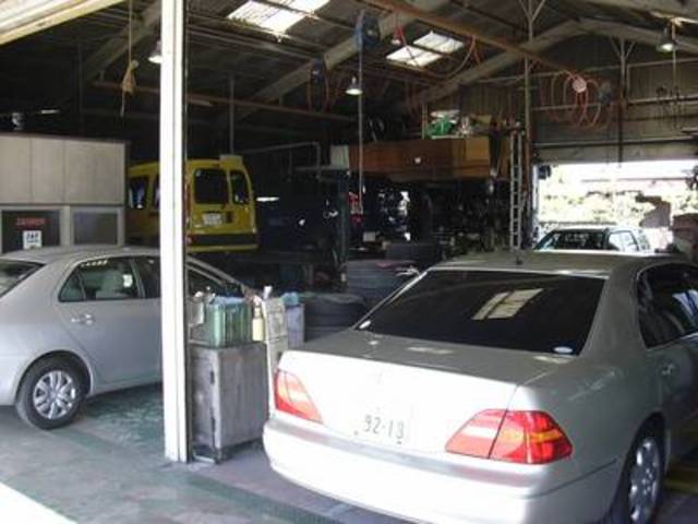 自社整備工場内です。