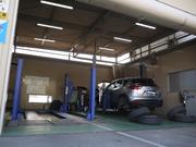 整備スペースでは車検はもちろん、修理・点検などの作業も行っております。